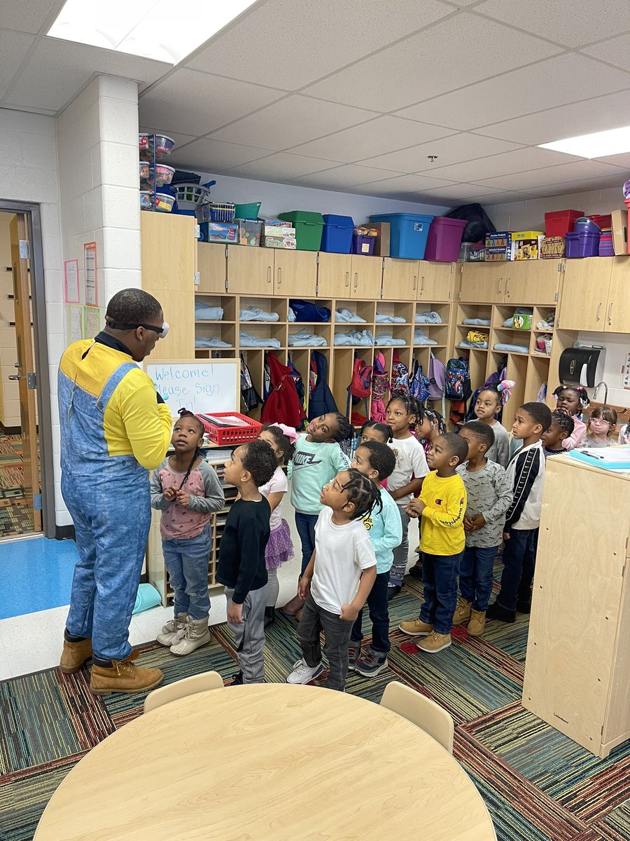 MapleAbraham's tweet photo. Thanks to Mrs Bryant one of our student’s parent for delivering books to every student here at Abraham Lincoln Elementary School https://t.co/hnQzRZxjYr