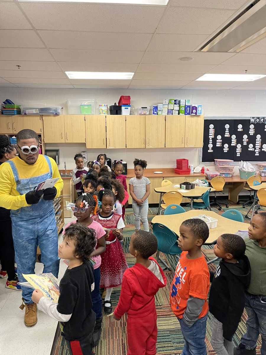 MapleAbraham's tweet photo. Thanks to Mrs Bryant one of our student’s parent for delivering books to every student here at Abraham Lincoln Elementary School https://t.co/hnQzRZxjYr