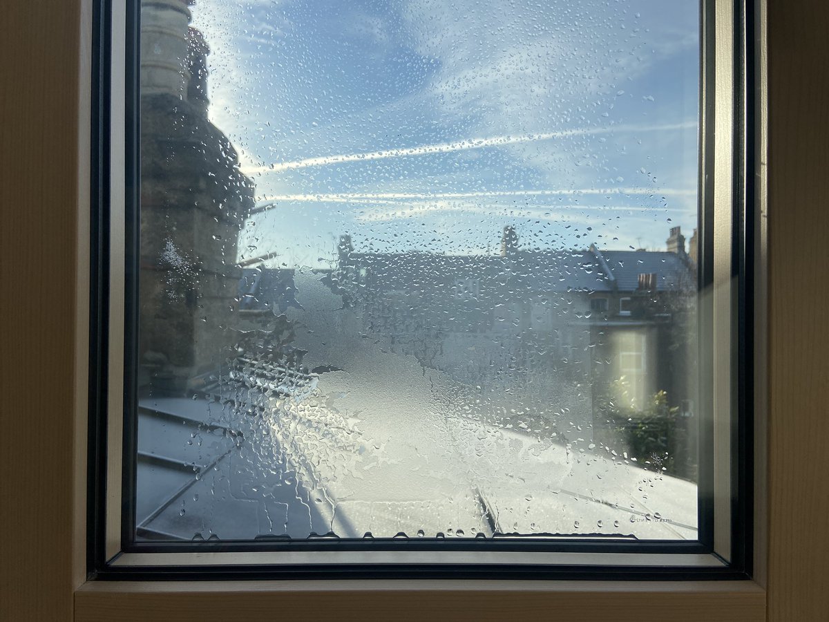 Years working in energy efficiency and I had no idea about triple glazing misting and freezing on the outside. Beautiful + cosy #passivhaus #tripleglazing @PassivhausTrust @InternormUK #enerphit #energysaving @BobPrewett