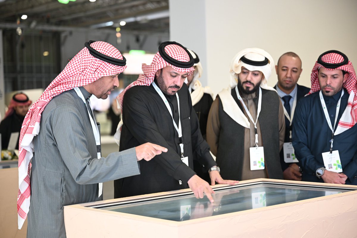 NBM_GOV's tweet photo. أمين منطقة الحدود الشمالية المهندس شمام بن سعيدان الشمري يلتقي زوار جناح أمانة المنطقة المشارك بملتقى الاستثمار البلدي #فرص حيث استعرض سعادته عبر الشاشات التفاعلية للزوار أبرز الفرص الاستثمارية بمنطقة #الحدود_الشمالية .

#فرص_تصنع_المستقبل 
#أمانة_منطقة_الحدود_الشمالية https://t.co/YUFPJbBTgA