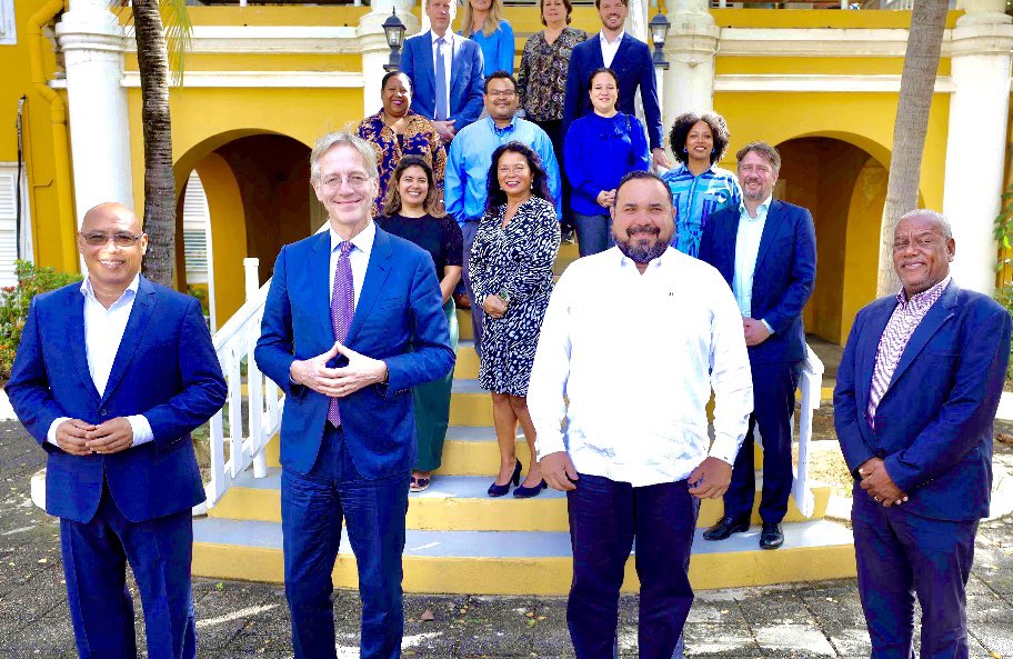 WendyPelk's tweet photo. Bon konsulta/ goed overleg met minister Dijkgraaf over onderwijs en herdenkingsjaar slavernijverleden. #Bonaire https://t.co/lKg1NwVCL0