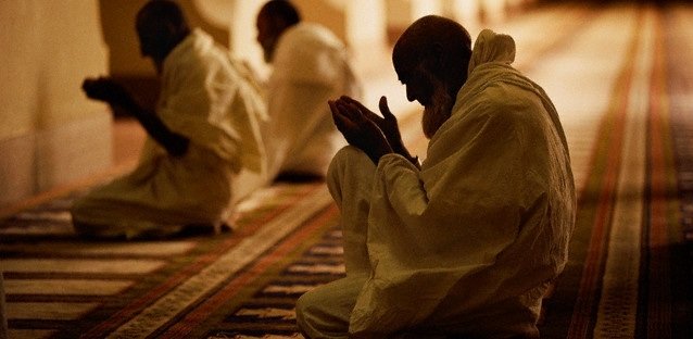 ascetic0's tweet photo. أفلح   الزاهدون  والعابدون 
         إذا  هم  اجاعوا   البطونا 

أسهروا  الأعين العليلة  حبا 
        فانقضى ليلهم وهم ساهرونا

شغلتهم عبادة الرحمن حتى 
       حسب الناس ان فيهم جنونا https://t.co/JbIyR94FNA