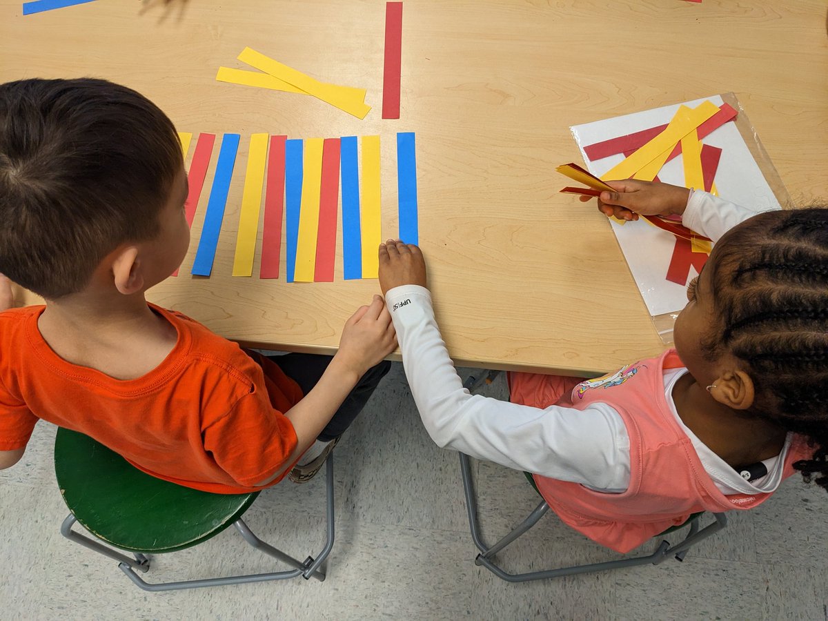 HWES_ArtClass's tweet image. Kindergarten is working on patterns with Ms.Wilmier in Art! They will use this knowledge to make pattern paper weavings soon! @HuntersWoodsES #CrayolaCreativityWeek