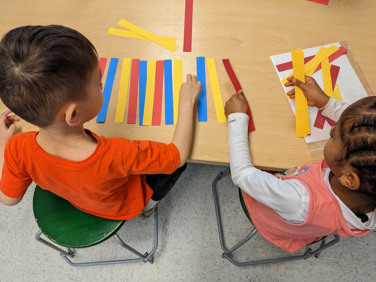 HWES_ArtClass's tweet image. Kindergarten is working on patterns with Ms.Wilmier in Art! They will use this knowledge to make pattern paper weavings soon! @HuntersWoodsES #CrayolaCreativityWeek