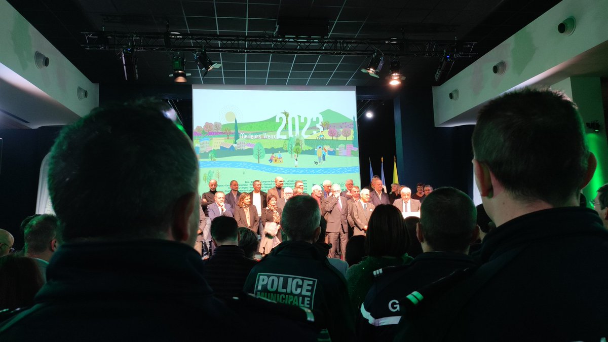 Avec <a href="/PascaleTronel/">Pascale Tronel</a> en direct des voeux 2023  <a href="/DidierBremond/">Didier Bremond</a> en présence des élus des 24 communes de l'agglomération de Provence verte.
🎯Un bilan 2022 riche sur un territoire attractif et de nombreux autres #projets sur 2023 #emplois #formations #entrepreneuriat <a href="/ZAMPOLINImarc/">Marc ZAMPOLINI</a>