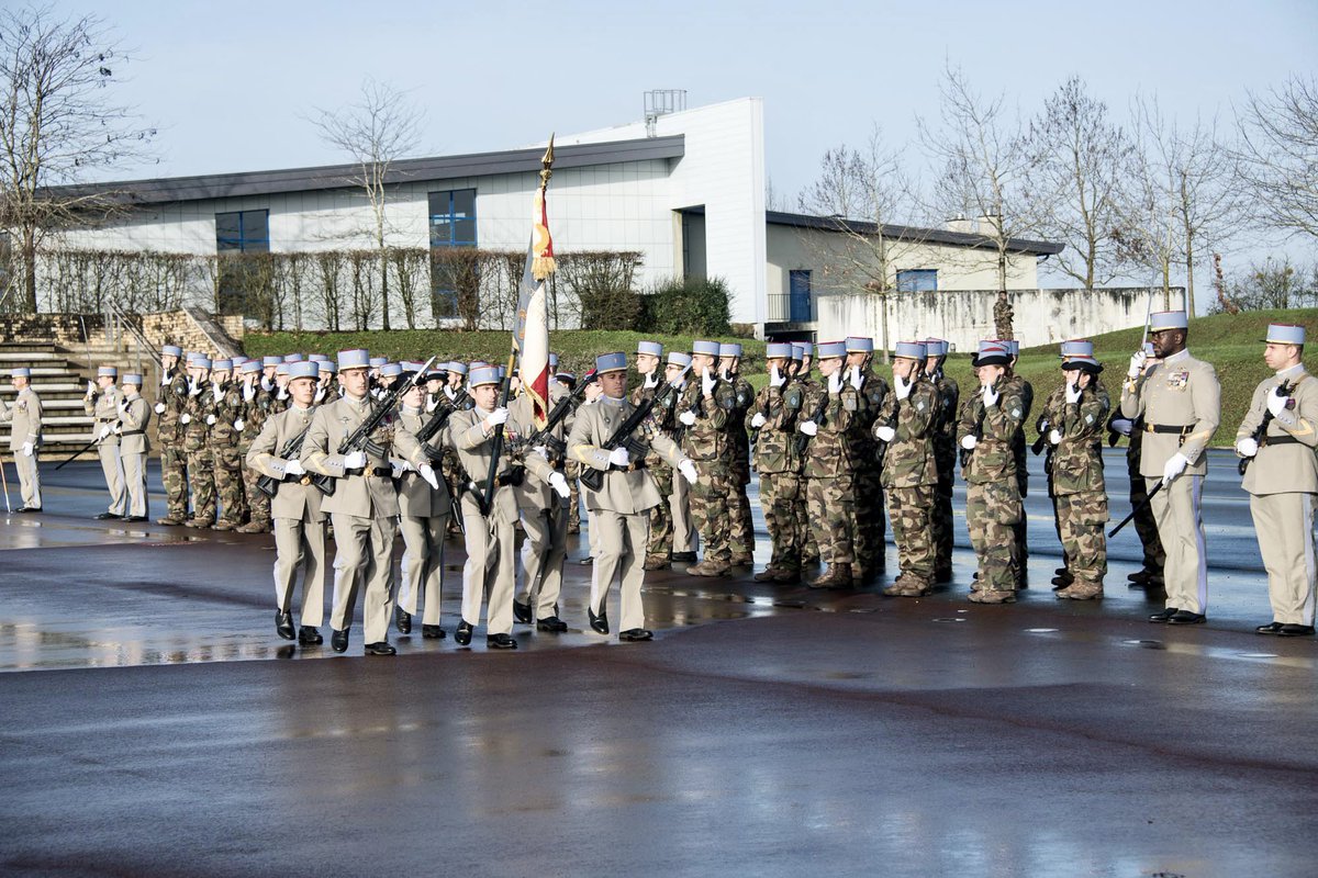 ENSOAOfficiel's tweet photo. Les élèves de la 362e promotion formés par le 1er bataillon du LCL Reignoux ont été présentés au Drapeau 🇫🇷 en présence des familles.
Cette cérémonie symbolise la reconnaissance mutuelle entre la Nation et ces jeunes qui s’engagent pour devenir sous-officiers de l’@armeedeterre https://t.co/rDpMSXtIBL
