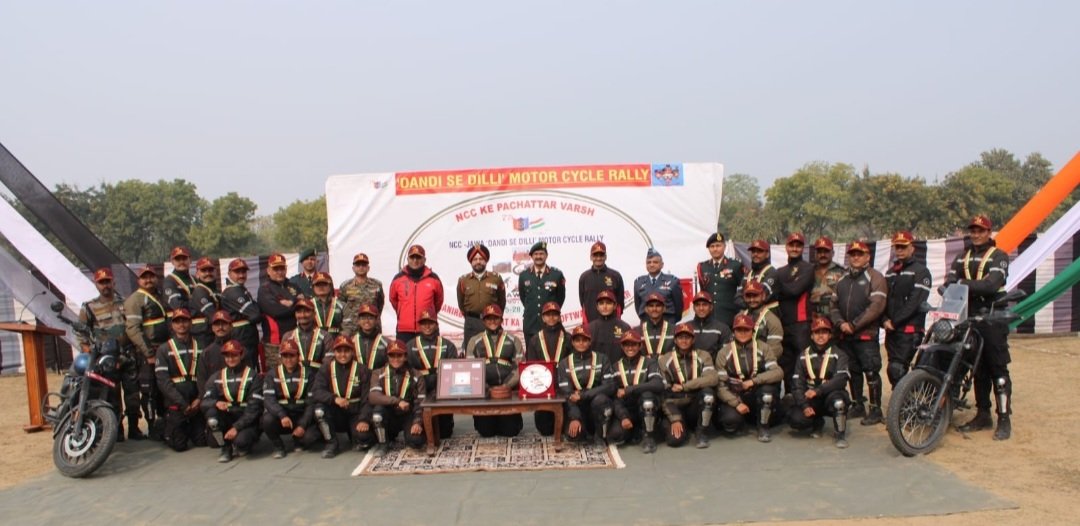 ArvindKapoorTYG's tweet photo. #NationalGirlChildDay
@NCC_Dte_Gujarat is proud, that as part of r Dandi 2 Dilli, Atmanirbhar Bharat ka Salt se Software ka Safar #NCCJawaMCRally, v hve 14 NCC girl cdts who, hvng jst lrnt how 2 ride a MC, some < 50 kg wt are riding a 350 kg MC. That's also #womenempowerment https://t.co/3DoYSGbWGh