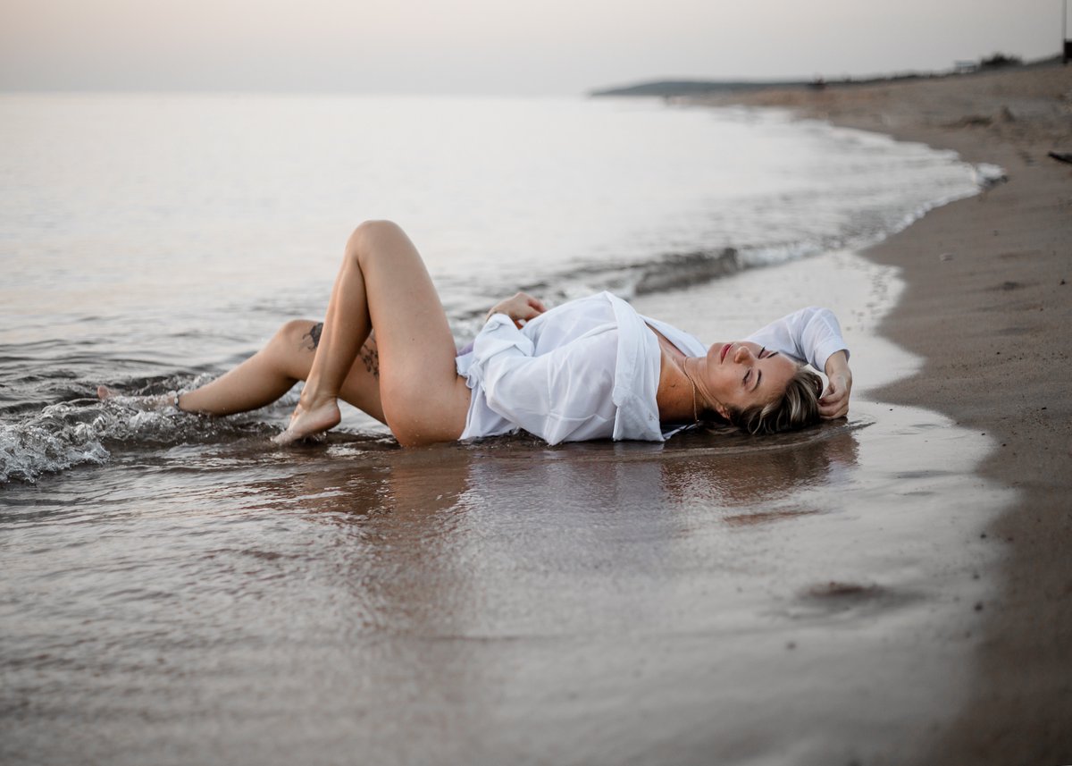 Janette_jake_'s tweet photo. Did You found Your photographer for this summer already?☀️🌊Contact me !🤍✨
#sea #seaside #sand #summer #summerphoto #woman #womanphotoshoot #womanphotography #moterufotografe #whiteshirt #sunset #beauty #confidence #tattooed #tattoo #lithuaniangirl #lovetoshoot #shotsbyblondie https://t.co/5MRVk6ZoRV