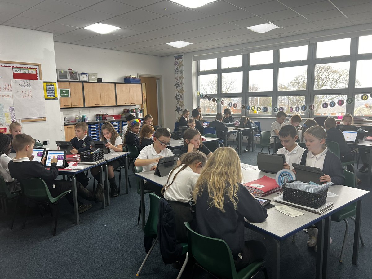 KaylesCom's tweet photo. Year 4 engrossed in sequencing on Scratch, they are using their knowledge from this half term to create music for EYFS to watch and dance along to 🎶🎵🎹🎸 @WCommonPS @WCPSc2025 #WCPSComputing https://t.co/wnpVFZRYQt