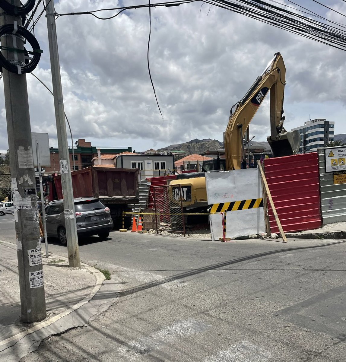 fabio_p44's tweet photo. Felicidades EMPRESA TAURO, por la adquisición de un carril de la calle 18 de calacoto entre Ballivian y Sánchez B. @ivanariasduran sacaron la retro, pero siguen ocupando el carril https://t.co/sooErSO666