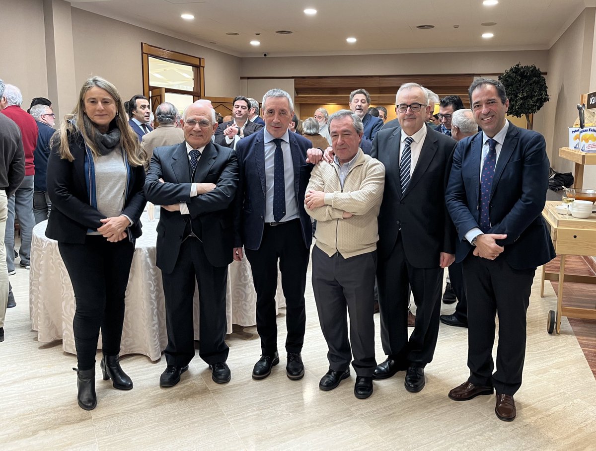 Un grupo de amigos <a href="/alumni_unav/">Alumni UNAV</a> hoy, en el premio Diego Bernal de la Asociación de Periodistas de Galicia 👏
<a href="/arturomaneiro/">Arturo Maneiro Vila</a> 
<a href="/tesadiazfaes/">Tesa Díaz-Faes</a> 
alfonsoCabaleiro
<a href="/JoseRicart4/">José A. Ricart</a> 
JulioRodriguez
<a href="/fcomunav/">fcomunav</a> <a href="/unav/">Universidad de Navarra</a>