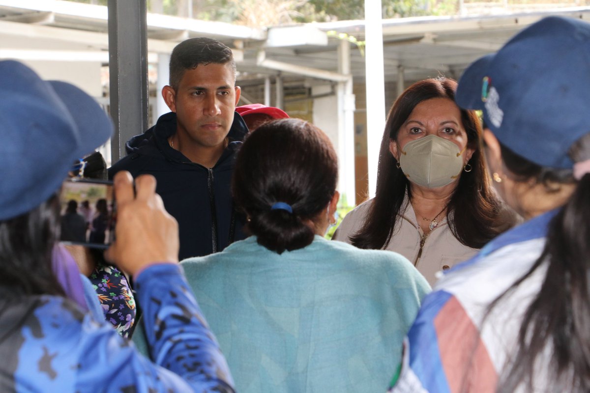 harolclemente's tweet photo. #24Enero Acompañamos a la ministra para la Educación Yelitze Santaella @_LaAvanzadora y a la alcaldesa de Caracas @gestionperfecta en recorrido para seguir mejorando las condiciones de los centros educativos de Caracas.

 ¡Juntos seguiremos avanzando!

#CelacEsPatriaGrande https://t.co/ldWyQrUZjn