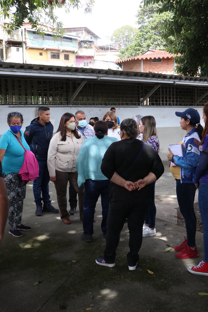 #24Enero Acompañamos a la ministra para la Educación Yelitze Santaella @_LaAvanzadora y a la alcaldesa de Caracas @gestionperfecta en recorrido para seguir mejorando las condiciones de los centros educativos de Caracas. ¡Juntos seguiremos avanzando! #CelacEsPatriaGrande