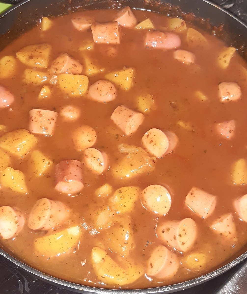 Der1HerrKarl's tweet photo. #Mahlzeit
#Erdäpfelgulasch mit Frankfurter und extra viel #Majoran 😋 https://t.co/5yyu1Baa6G