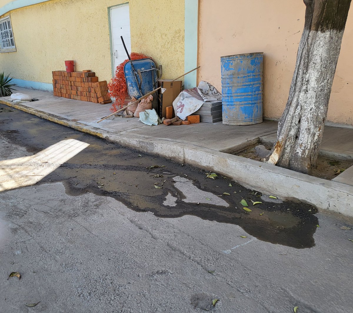 blanmar61's tweet photo. Alc @evelyn_parraA hicieron obras en las banquetas por parte de la @A_VCarranza en el retorno 36 de Genaro García, quitaron las coladeras y ya no las vinieron a poner, al igual que los montones de tierra qué siguen aquí. Por favor solicito su apoyo para que vengan terminar. https://t.co/IB2DjzVnRy