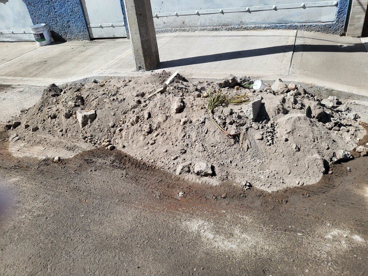 blanmar61's tweet photo. Alc @evelyn_parraA hicieron obras en las banquetas por parte de la @A_VCarranza en el retorno 36 de Genaro García, quitaron las coladeras y ya no las vinieron a poner, al igual que los montones de tierra qué siguen aquí. Por favor solicito su apoyo para que vengan terminar. https://t.co/IB2DjzVnRy