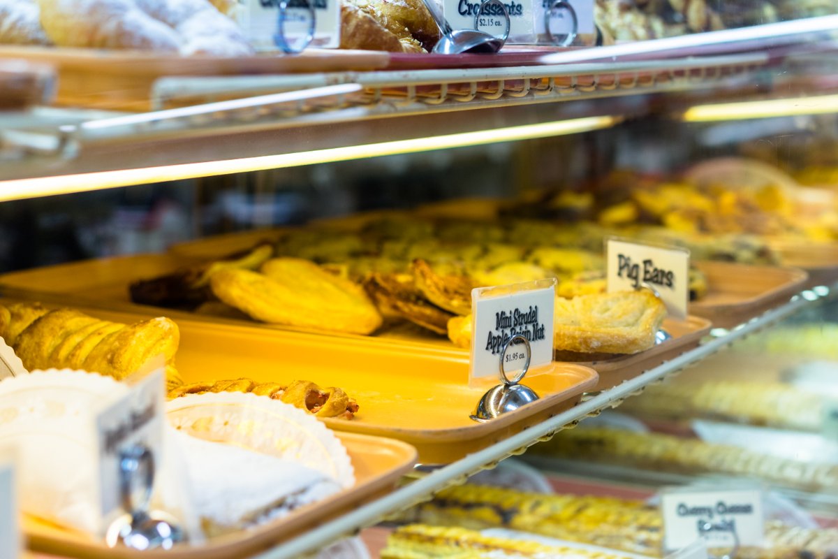 HeidelBakery's tweet photo. Trust your taste buds -- they know you best after all! #Heidelberg #HeidelbergPastryShoppe #bakery #EuropeanBakery #pretzels #srudels #bratwurst #saurkraut https://t.co/OiKJKuXXF4