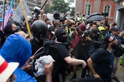 Les manifestants pacifiques des Masque Blancs ont du courage face aux violences des soit disant Antifas, ces derniers tournent en pugilat leurs manifestations qui sert à éveiller les citoyens.

#Lesmasquesblancs
#LibertedExpression