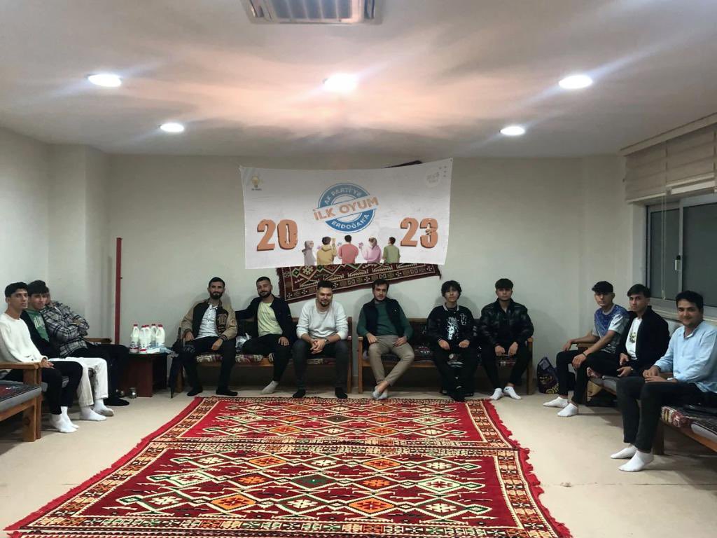 Üniversiteli genç kardeşlerimizle ilk oyum Erdoğan’a , ilk oyun Ak Parti’ye programında bir araya geldik.