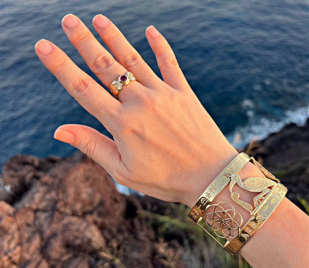 david_weitzman's tweet photo. We received this amazing picture from Kira Yamashita. So beautiful. Thank you, Kira!
In the picture:
The 14K Gold Philosopher's Ring
The 14K Gold Emerald Tablet Bracelet https://t.co/YLIqCqrlEM