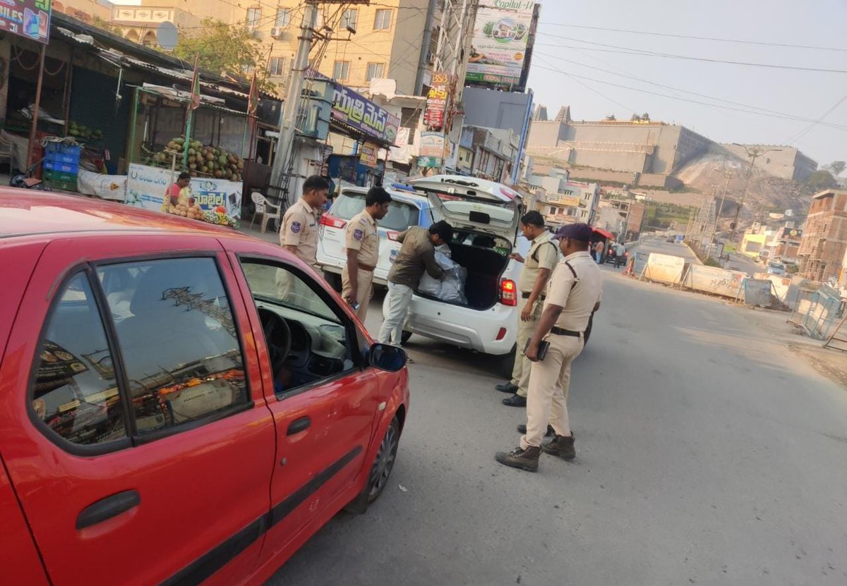 #yadagirigutta_police_station staff conducted #vehiclechecking in #yadagirigutta