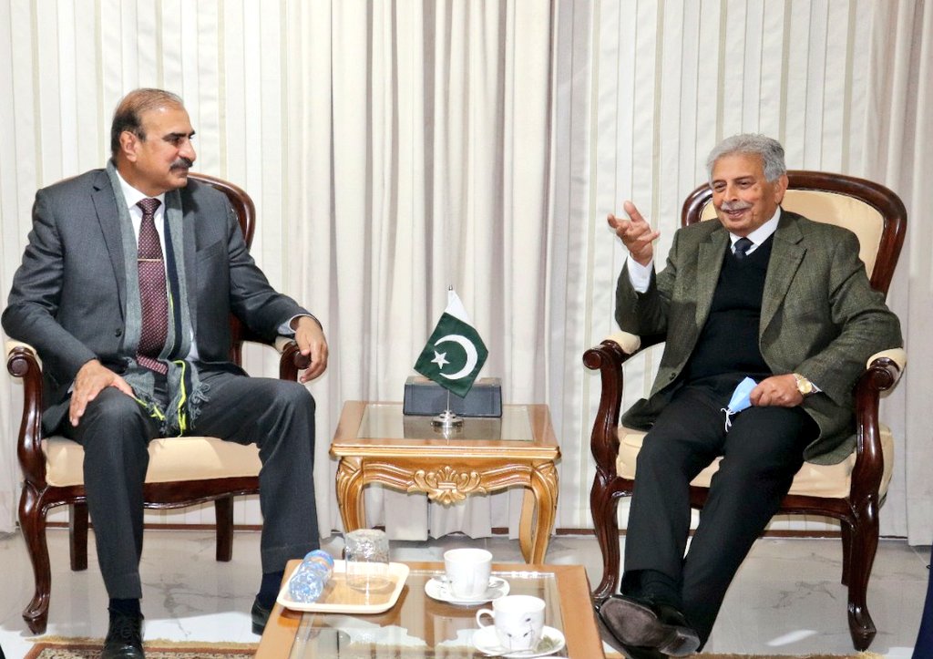 WAwrites's tweet photo. Maj Gen (Retd.), Muhammad Jaffar, Rector, National University of Modern Languages (NUML) alongwith Sr. officials called on Hon. Federal Minister/Pro-Chancellor NUML @RTanveerPMLN at his office.  Hon. Minister desired for NUML to facilitate NSU in offering Language Skills courses. https://t.co/cki7mO5gl1