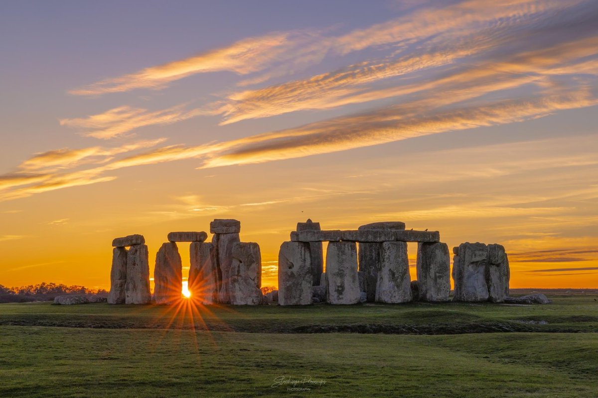 ST0NEHENGE's tweet photo. Sunset at Stonehenge last night 😍 📷 credit Stonehenge Dronescapes 
#winter #sunset #sunsetphotography #sunsetlovers #stonehenge https://t.co/K6Vy3m7WfL