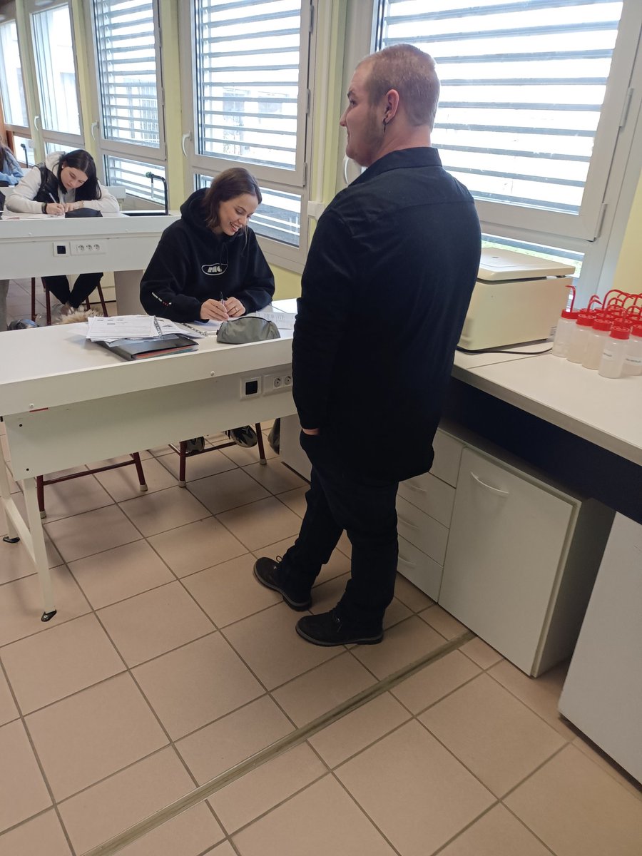 cmetgebiotechno's tweet photo. Repas partagé entre les anciens élèves du lycée J.Baker et les élèves de terminale #ST2S (et tous les autres dans d'autres salles). Un passage de relais plein de conseils, de fierté et d'émotions.😊👍
Un grand merci!
#competencesàsorienter #seconstruire #seprojeter https://t.co/uM1BGjFA6B