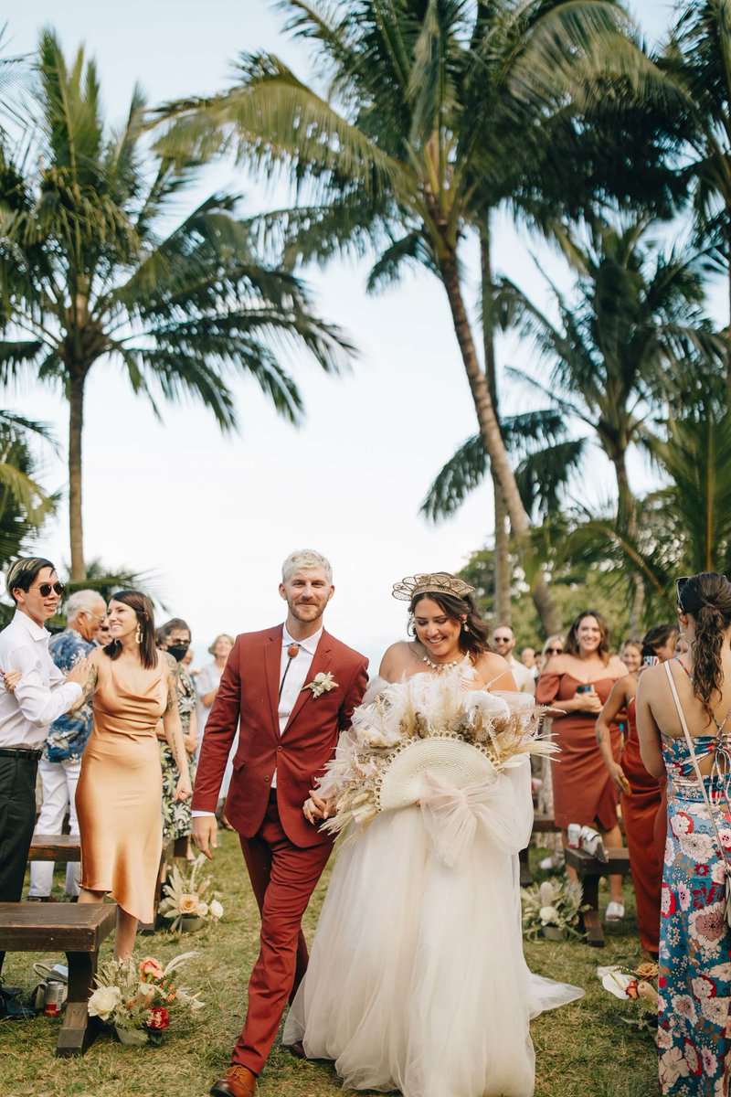 Kysa and Mark have been together for 8 years and every year for their anniversary they go to a different National Park to celebrate! When it came to planning their wedding they wanted to incorporate as many elements from their camping adventures! greenweddingshoes.com/oahu-wedding-f…