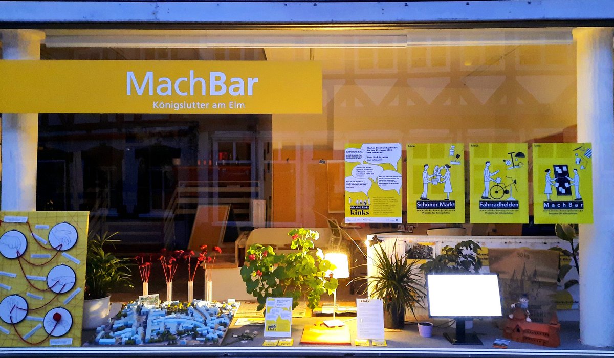 C_M_Kaiser's tweet photo. Gold-gelb leuchtete heute in der Früh das liebevoll gestaltete Schaufenster der #MachBar in #KönigslutterAmElm . . . Schön, dass es in unserem Städtchen diesen Treffpunkt für engagierte Bürger*innen gibt. https://t.co/rNg7nUp31W