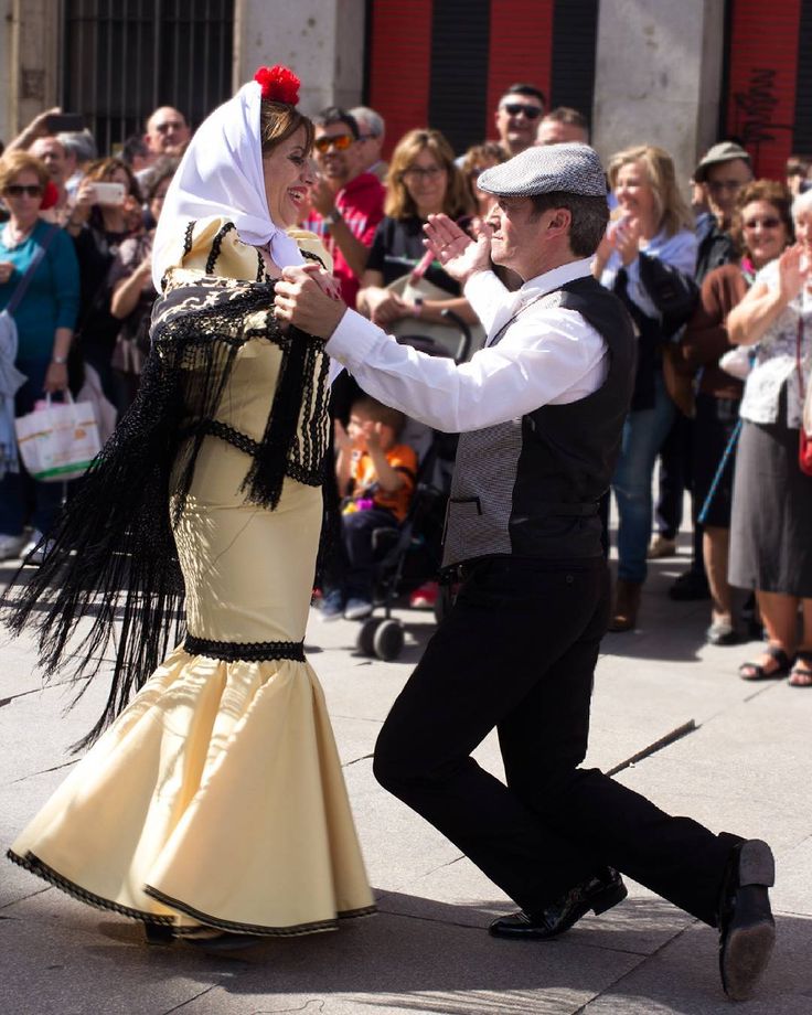 Traditional clothings of Madrid.

The most important date when they are used is in San Isidro (May 15th), the patron saint of the city.