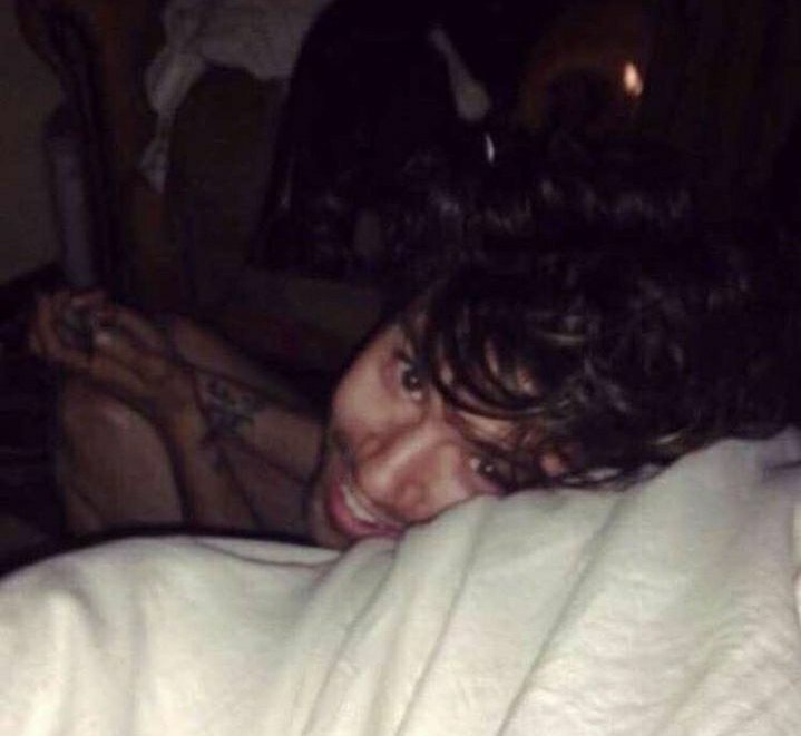 cricknclov's tweet photo. photo (real) of ryan ross waking up this morning to see brendon! at the disco is no more https://t.co/bD6yIw4odD