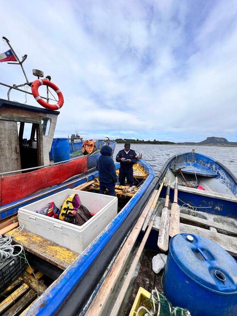 Armada_Chile's tweet photo. Personal de la Capitanía de Puerto de Río Negro-Hornopirén, se desplazó hasta los sectores de #Rolecha y #ElManzano para verificar cumplimiento de diversas normativas en embarcaciones menores
#ArmadaTeCuida https://t.co/RP0avx4WFo