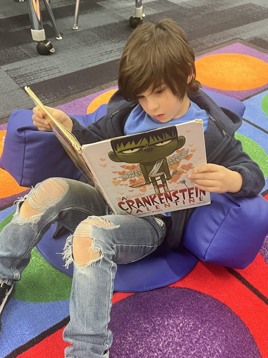 Getting cozy reading a book in the learning commons with <a href="/OCTIrwin/">Meg Irwin</a> 📚#oct4u #campoct