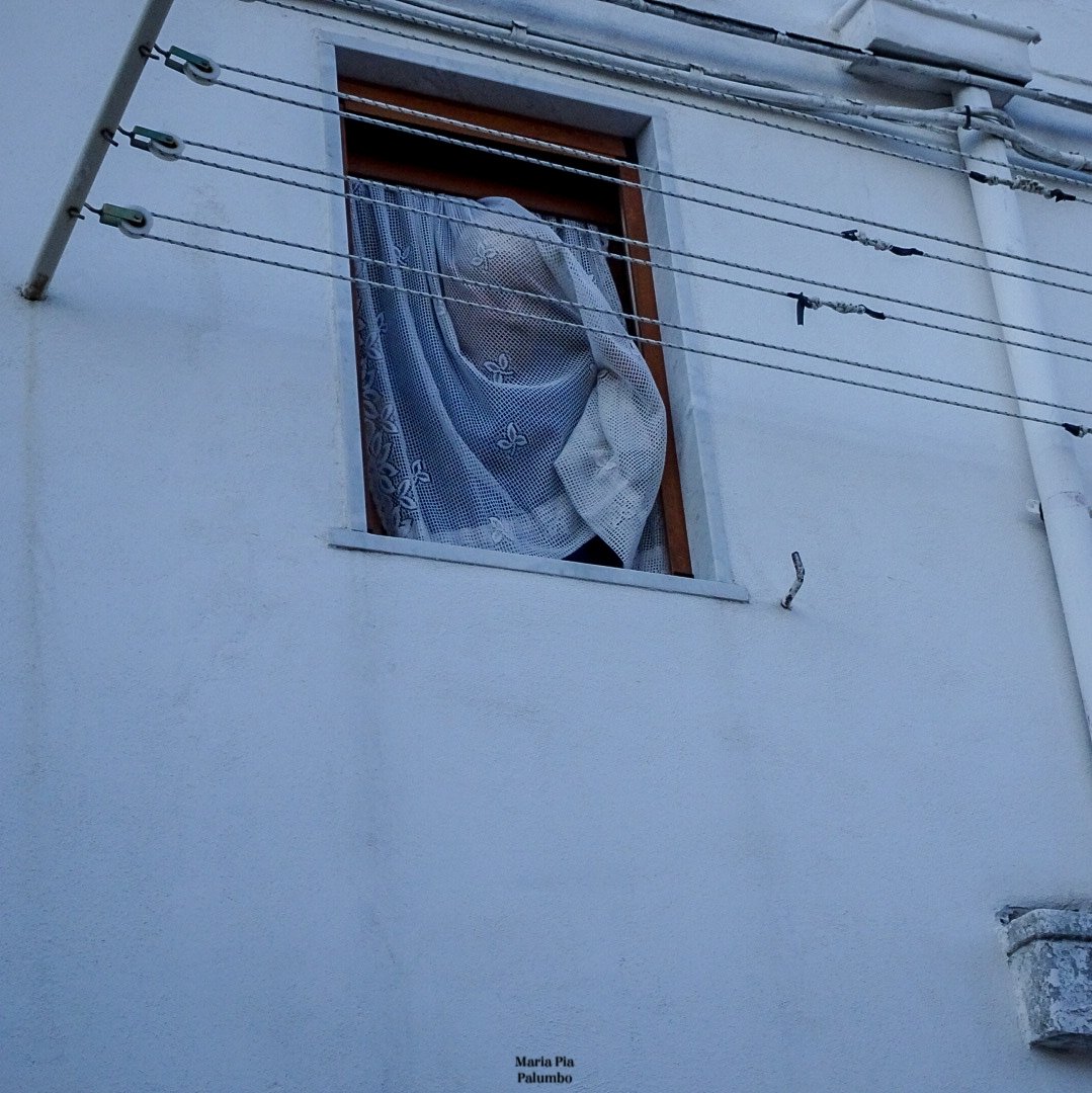 𝙻𝚊 𝚍𝚘𝚗𝚗𝚊 𝚍𝚎𝚕 𝙼𝚒𝚜𝚝𝚎𝚛𝚘. 👵🕵️

#ladonnadelmistero #white  #streetphotography #scatto_street #igworldclub_street #streetphotographer #photogrammers_street #street_color #streetacolori #mariapiapalumboph_ #mariapia86