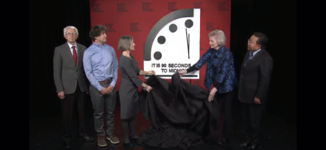 profethica's tweet photo. A che ora è la fine del mondo? 90 sec alla mezzanotte, le lancette più avanti di sempre per il comitato scientifico del #DoomsdayClock a causa di guerra in Ucraina e #clima
Intanto @algore al #WEF23 interviene potentissimo gridando all'urgenza di agire e sostenendo @GretaThunberg https://t.co/Rjx24EbliD