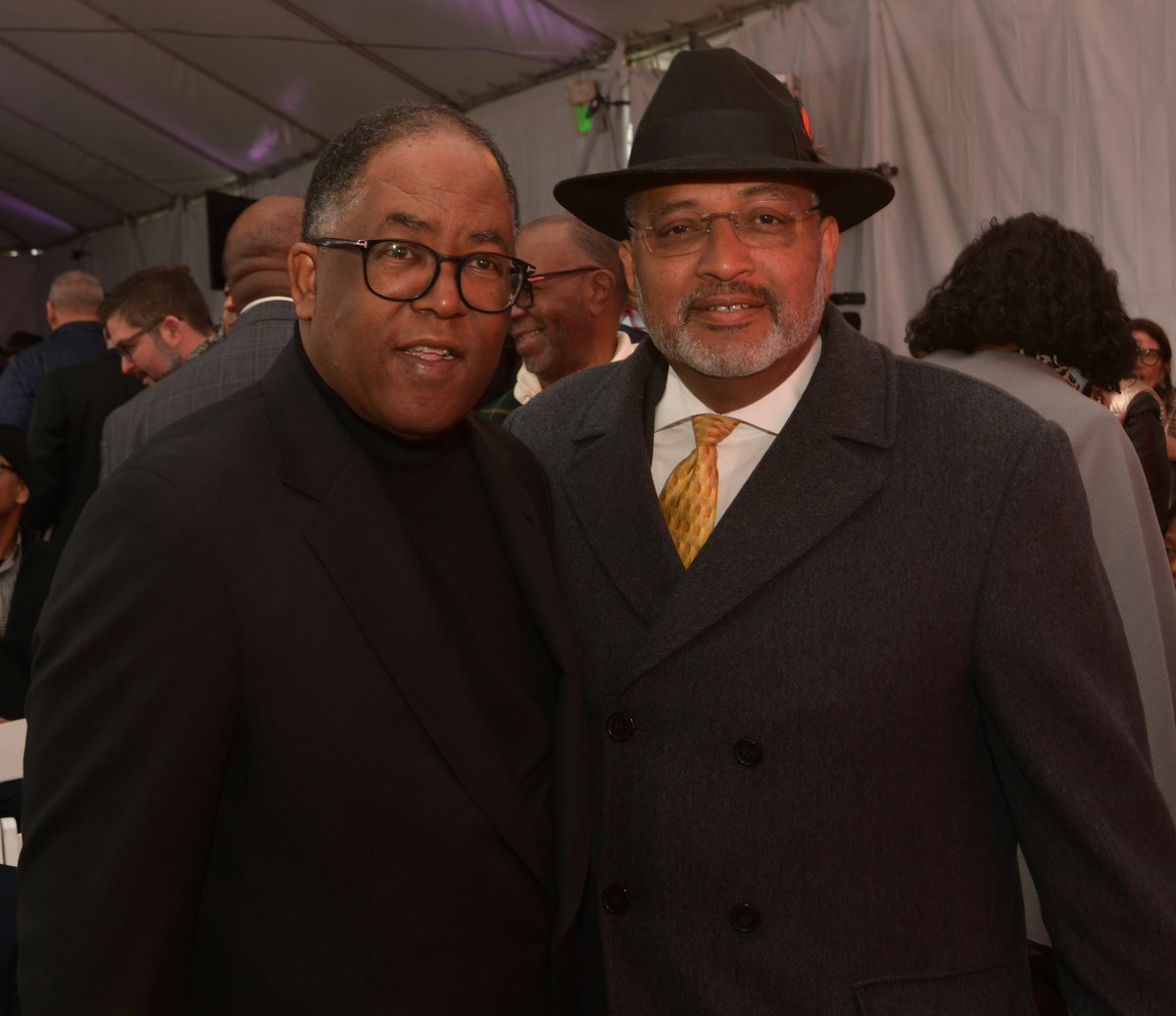 CommunityBuildi's tweet image. Community Build and CEO Robert Sausedo attended the 31st Annual Empowerment Congress celebration held at the Charles Drew University of Medicine and Science where panelists shared their experiences as leaders in their organizations and in the community. ✊🏽💚✨#empowermentcongress