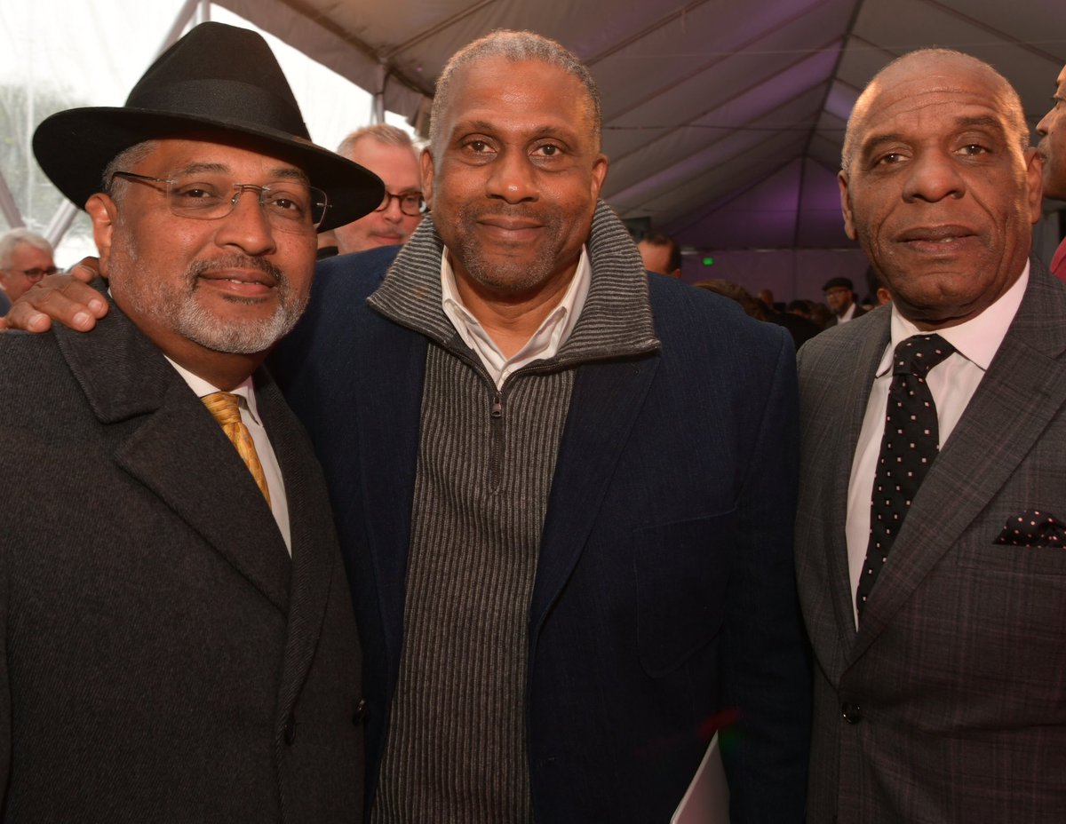 CommunityBuildi's tweet image. Community Build and CEO Robert Sausedo attended the 31st Annual Empowerment Congress celebration held at the Charles Drew University of Medicine and Science where panelists shared their experiences as leaders in their organizations and in the community. ✊🏽💚✨#empowermentcongress