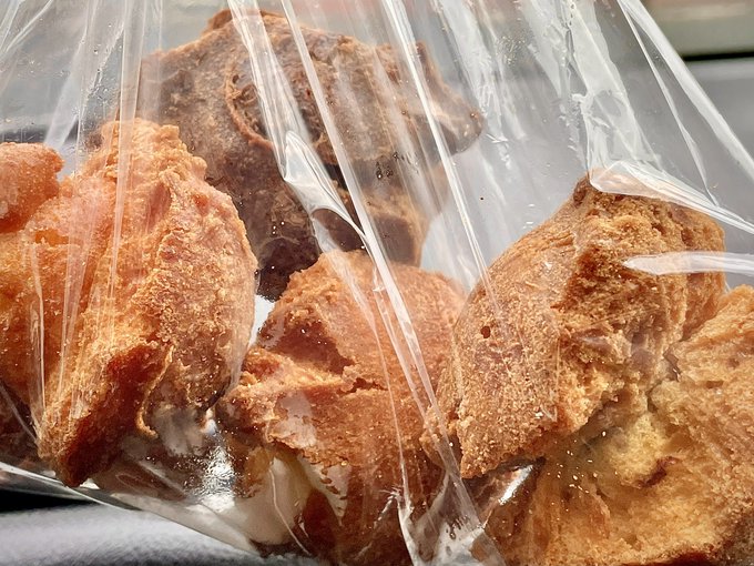 夜の菓子はサーターアンダギー
もちろん、サーターアンダギー専門店、三矢本舗のやつであります
中は軽いのに外はカリッとしててめちゃめちゃうまい
冷めてもあんまり固くならない 