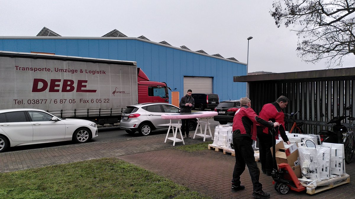 elblandwerker's tweet photo. Alle Monitore, die wir mit der gemeinsamen Aktion von @AMOSIT3, TGZ #Prignitz und DEBE Transporte vor dem Müll gerettet haben, wurden übergeben. U.a. an Berufsbildungszentrum Prignitz, Bildungsgesellschaft Pritzwalk, SOS Kinderdorf #Wittenberge und Feuerwehr Wittenberge... https://t.co/cDmNmp54CY