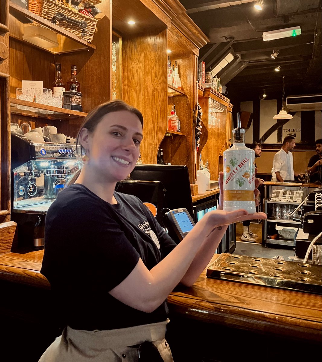 Whitley Neil Mango & Lime Gin - Gin of the Week was chosen by our Team Coach Kelsey this week! An exotic mix of flavours with sun ripened mango and fresh lime for a vibrant, citrusy taste of the tropics. Oh how we miss the summer 😭😍☀️@whitleyneillgin @nicholsonspubs #gin #pub