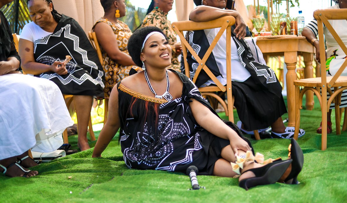 GeeSnaps's tweet photo. Content: Umembeso 📸❤️🔥

#NSFAS #Oscars2023 #daliwonga #etvScandal #OscarNominations2023 #DearMothoWaka https://t.co/KV0SsyZHqD