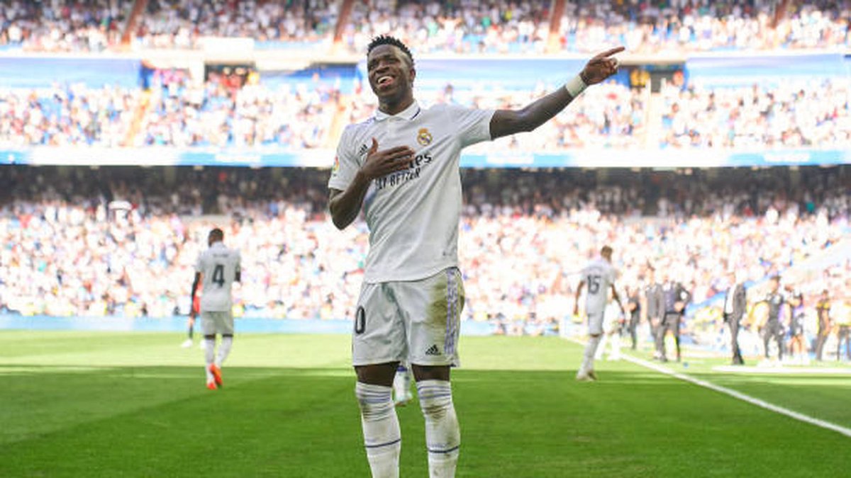 EL 26 TODOS CON EL 20! <a href="/vinijr/">Vini Jr.</a> es INTOCABLE! Quien le toca el nombre tiene problemas con el madridismo. Es la joya del club y así se está haciendo sentir…sigo la propuesta de mi amigo <a href="/AdriRM33/">(fan) REAL MADRID FANS 🤍</a>. El 26 al min20 el Bernabéu hará sentir el malestar con parte de la prensa y los anti