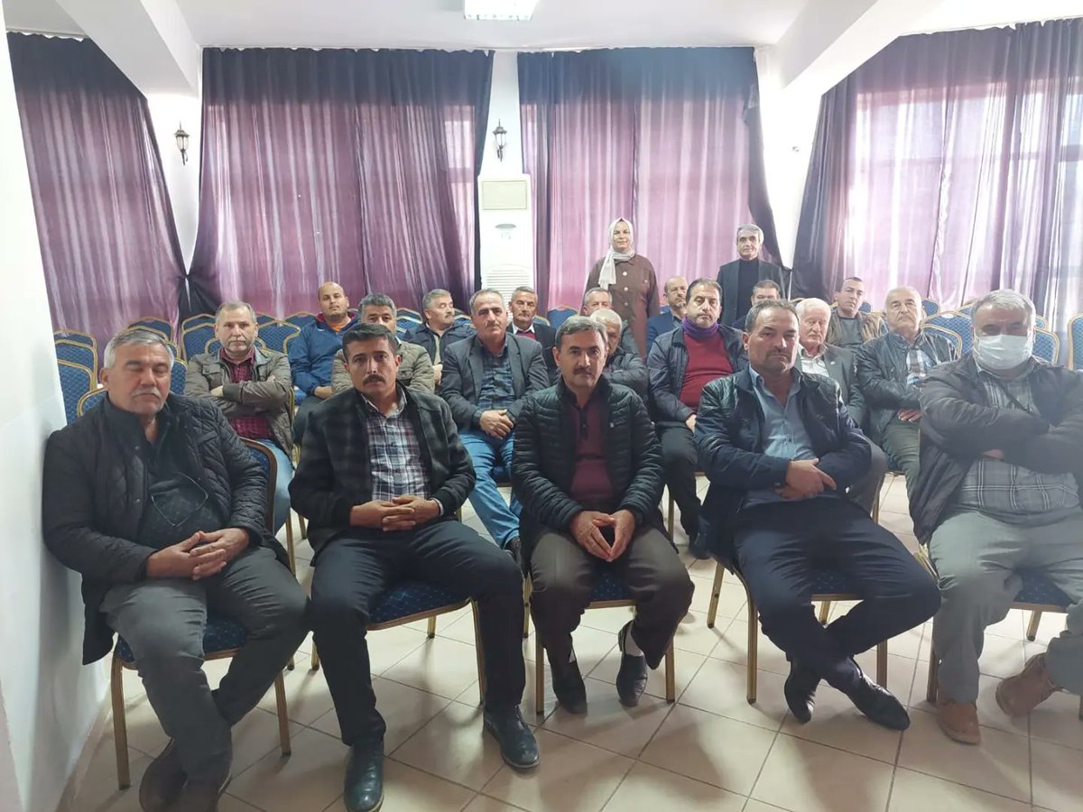 Bugün Halk Eğitimi  Merkezi Müdürlüğümüzün aile okulu projesi kapsamında muhtarlarımıza verilen eğitime katılan Milli Eğitim Müdürümüz Sayın Mehtap GÖKDEMİR,  toplantının açılış konuşmasını yaptı. Müdürümüz konuşmasında muhtarlarımıza devamsız öğrenciler , özel eğitim okul öncesi