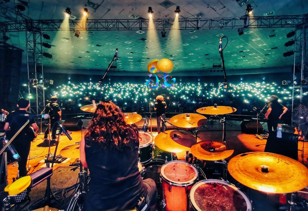 itsPobi's tweet photo. @fossilsmusic @rupamislam74 Happy Birthday 🎂 the Frontman https://t.co/Gtpo2ojI9x