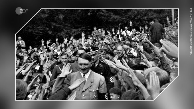 "Hitlers Macht - Der Herrscher": Schwarz-Weiß-Foto, dass Adolf Hitler umringt von Menschenmassen zeigt, die ihre Hände erhoben und nach ihm ausgestreckt haben. © ZDF und Heritage-Images / The Print Coll. 