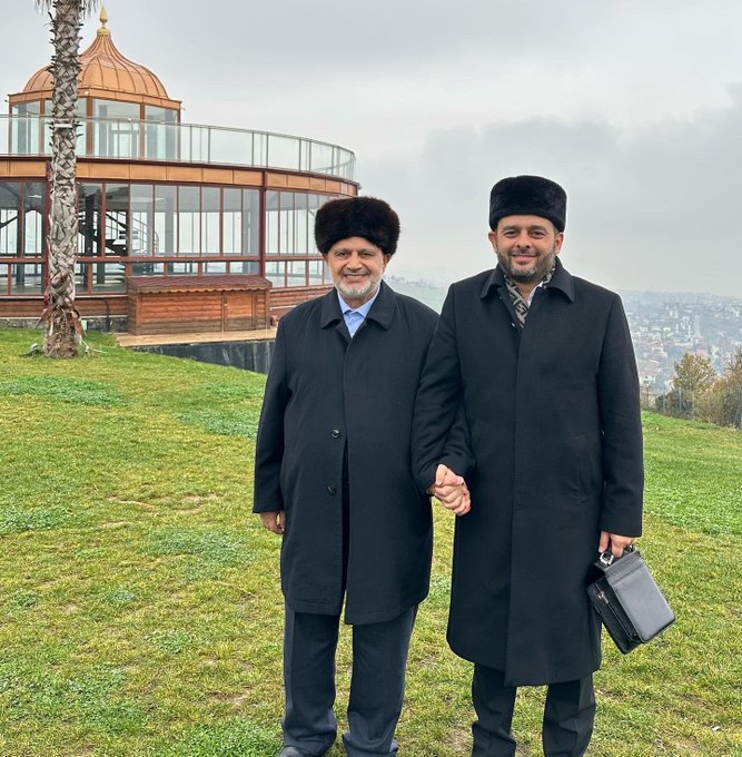 UlusalDenge's tweet photo. Ekmeğini cumhuriyete ve Atatürke düşmanlık yaparak kazanan Halil Konakçı şaklabanı 10.000 TL'lik atkı takıyor.Ortağının vakfı üzerinden,Afrika'da su kuyusu açtırma bahanesi ile kişisel hesaplarına para topladıkları geçenlerde haber olmuştu.Böyle soytarılara prim vermeyin !
Lütfen https://t.co/WjB1EQEp2T