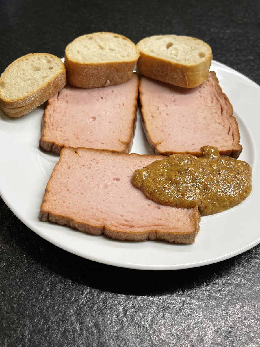 alomuc's tweet photo. #LEO2A6 Celebration with Weißbier, Leberkäse, süßem Senf und Baguette. #SlavaUkrainii https://t.co/yZ5ArzuplU