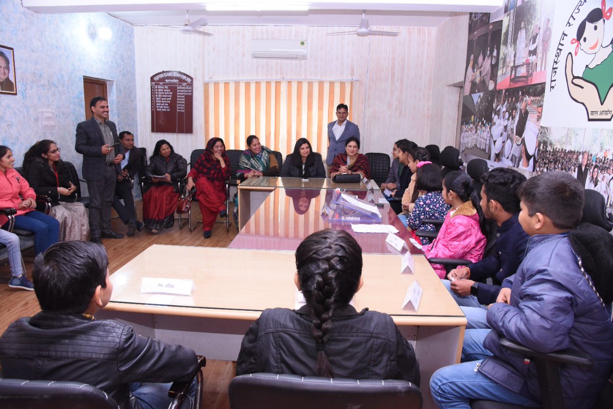 rscpcr's tweet image. राष्ट्रीय बालिका दिवस के अवसर पर कार्यक्रम का आयोजन.
बच्चों को एक दिन का अध्यक्ष और सदस्य बनाया गया.
आयोग अध्यक्ष संगीता बेनीवाल, सदस्यगण नुसरत नकवी, साबो मीना, संगीता गर्ग व अधिकारियों की उपस्थिति में आयोग की कार्यशैली जानी.
@RajCMO
@SangeetaBeniwa3 
@shiv_naga 
@SangeetaGarg_