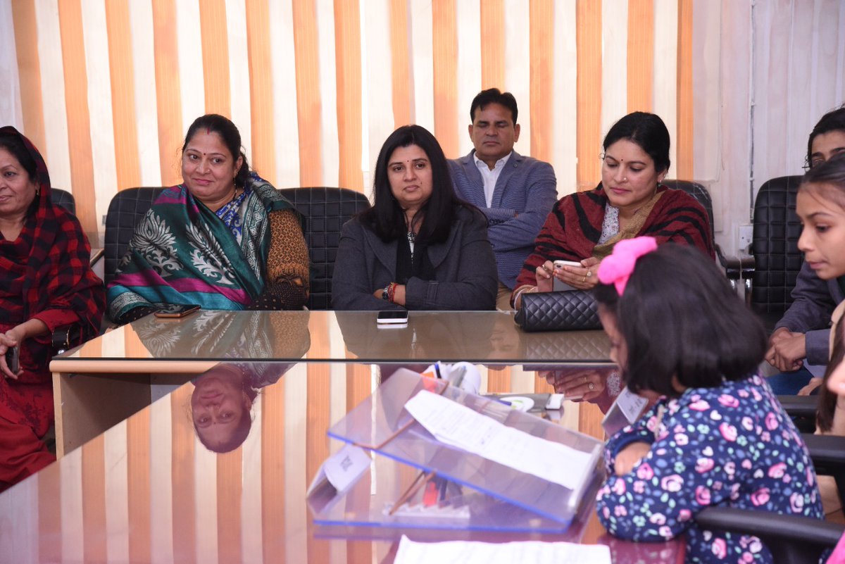 rscpcr's tweet image. राष्ट्रीय बालिका दिवस के अवसर पर कार्यक्रम का आयोजन.
बच्चों को एक दिन का अध्यक्ष और सदस्य बनाया गया.
आयोग अध्यक्ष संगीता बेनीवाल, सदस्यगण नुसरत नकवी, साबो मीना, संगीता गर्ग व अधिकारियों की उपस्थिति में आयोग की कार्यशैली जानी.
@RajCMO
@SangeetaBeniwa3 
@shiv_naga 
@SangeetaGarg_